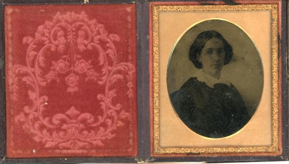 Daguerreotype Photo portrait Gold Frame Antique Red Velvet, Woman