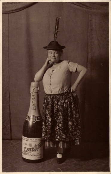 Photo Postcard portrait of a woman with champagne bottle