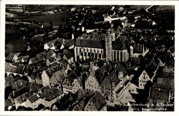Ak Rothenburg ob der Tauber Mittelfranken, Luftaufnahme von Rothenburg,  Architektur, schwarze un