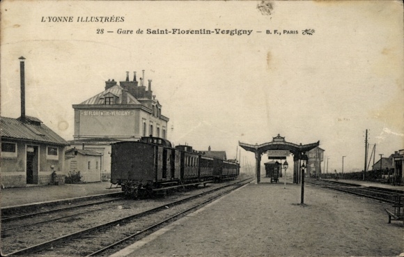 Postcard Sainte Florentin Vergigny Yonne, La Gare, station, track side, train