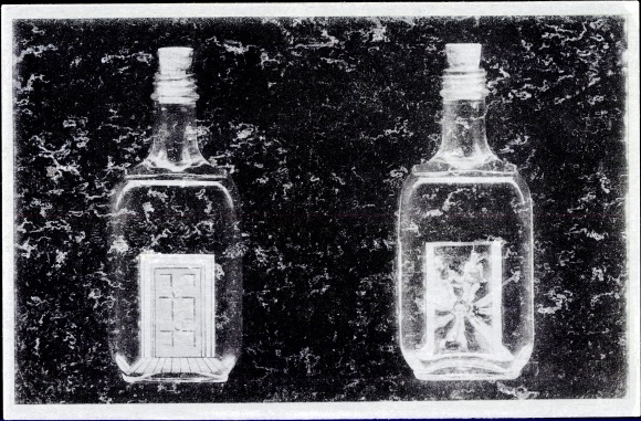 Künstler Ak Roland Penrose, La Terre en bouteille, Bottled Earth, La Carte Surrealiste, Surrealismus