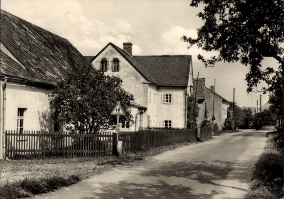 Ak Kubschütz in Sachsen, Landschaft mit Häusern, Straße, Zaun, Verkehrszeichen