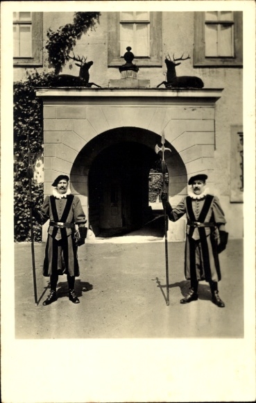 Postcard Stolberg in the Harz Mountains, castle, entrance, deer statues, guards in costume