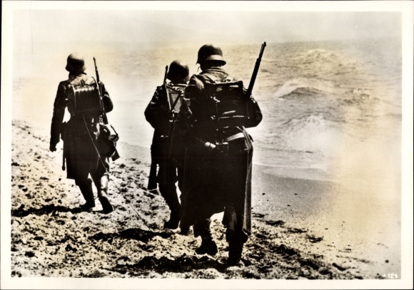 Photo Hoffmann, Wehrmacht cable layers on the beach, May 1942