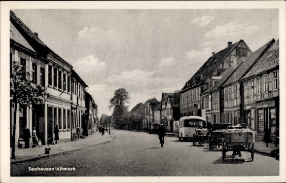 Ak Hansestadt Seehausen Altmark, Straßenpartie mit Geschäften im Ort