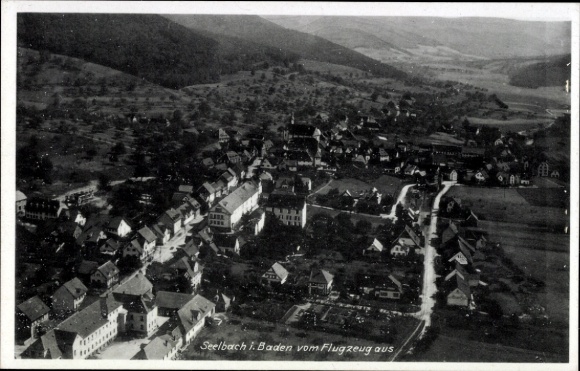 Ak Schönberg Seelbach im Schwarzwald Baden, Luftaufnahme von Seelbach, Schwarzwald, Häuser, Straß