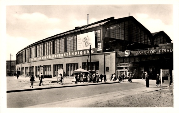 Postcard Berlin Mitte, Friedrichstraße station, Banner for Peace and International Understanding