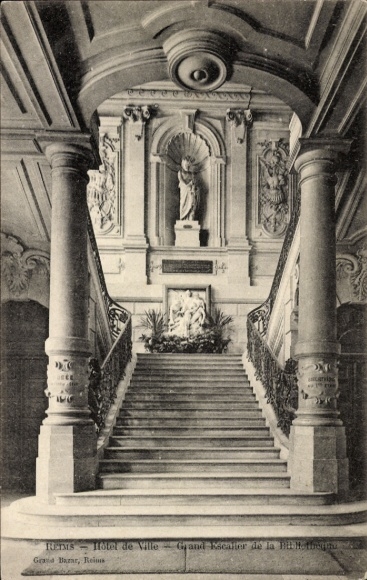 Ak Reims Marne,  Hotel de Ville, große Treppe, Statue, Pflanzen