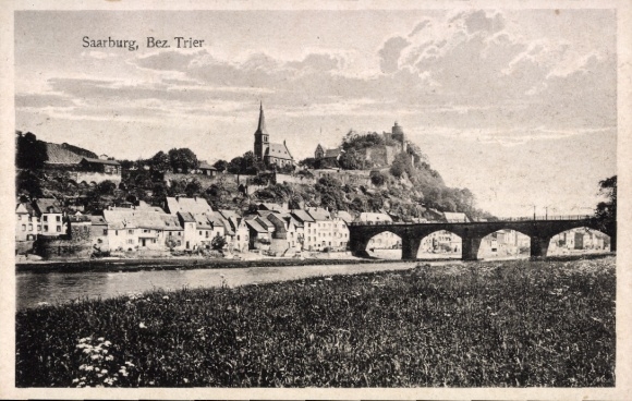 Ak Saarburg an der Saar Bezirk Trier,  Bez. Trier, Fluss, Brücke, Häuser, Kirche, Hügel