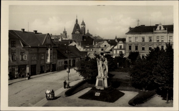 Ak Domažlice Taus Region Pilsen, Stadtansicht, Statue,  Gebäude, Teilansicht der Altstadt