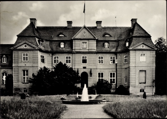 Postcard Karlsburg in Western Pomerania, building with fountain
