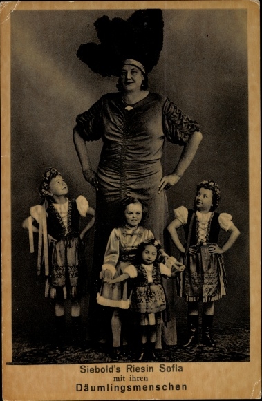 Postcard Siebolds Riesen- und Däumlingsschau, giantess Sofia, Princess Helga, Margot and Eva Maria