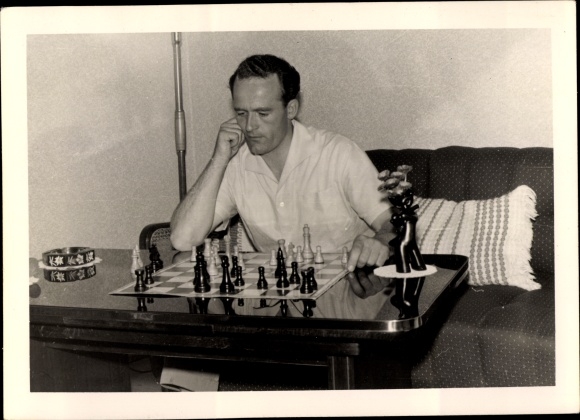 Photo man playing chess, 1959