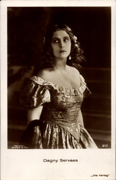 Postcard actress Dagny Servaes, portrait