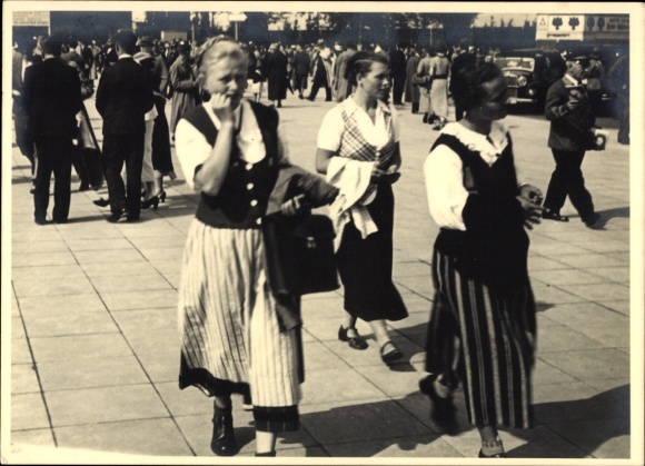 Photo Olympic Games Berlin 1936, visitors in front of the Olympic Stadium, women in traditional costume