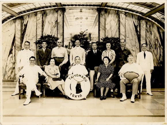 Foto Die Reisegesellschaft auf dem Taiyo Maru, In der Mitte Kapitän