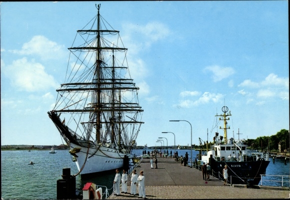 Postcard Kiel, sail training ship on the quay