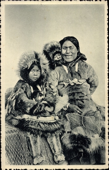 Ak Alaska USA, een christelijke vrouw uit de Noordelijke IJszee en haar twee kinderen