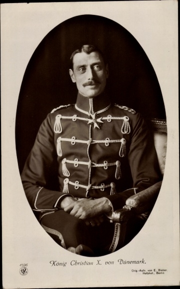 Koning Christiaan X van Denemarken, portret in huzarenuniform