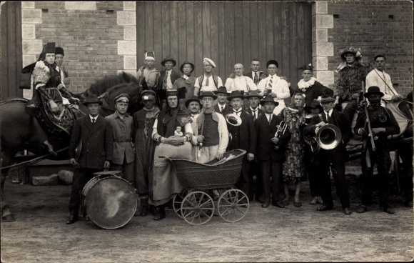 Photo Postcard Probsthagen Stadthagen in Lower Saxony, harvest festival 1927, men in costumes, prams