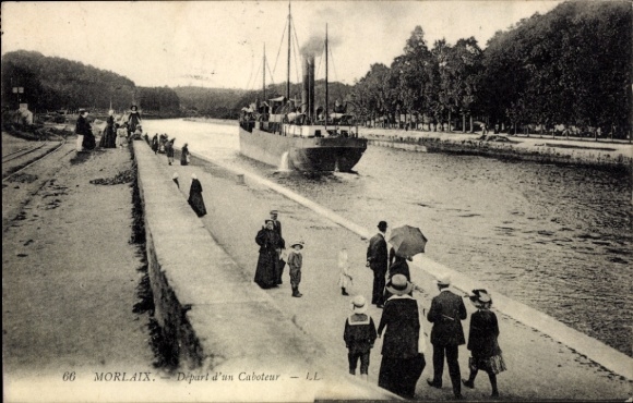 Postcard Morlaix Finistère, ship on the water, walkers on the shore, trees in the background