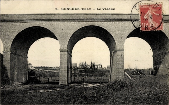 Ak Conches en Ouche Eure, Viadukt, Bögen, Landschaft, Häuser im Hintergrund