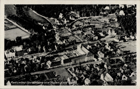 Ak Oberschlema Bad Schlema im Erzgebirge, Luftaufnahme, Radiumbad  Gebäude, Landschaft