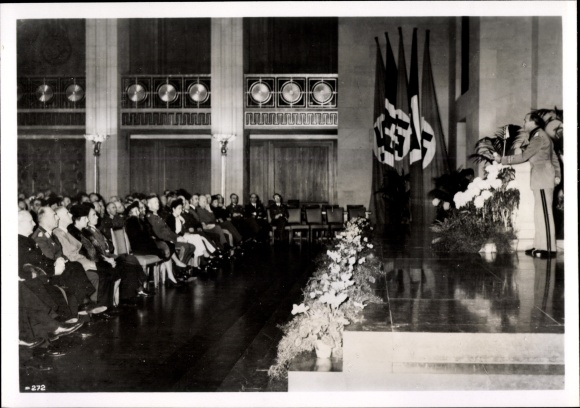 Photo Hoffmann, H., Alfieri gives a speech in Rome, Oct. 1941