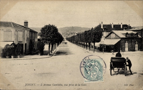 Postcard Joigny Yonne, Avenue Gambetta, Hotel Cafe, Masson, horse-drawn carriage, trees