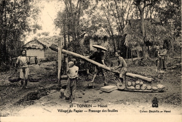 Ak Hanoi Vietnam,  Dorf des Papiers, Menschen bei der Papierherstellung, traditionelle Szene