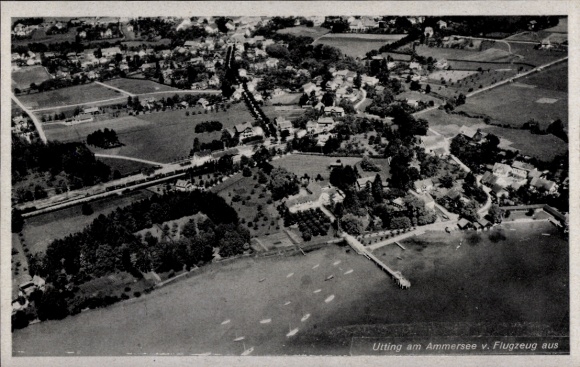Ak Utting am Ammersee Oberbayern, Luftaufnahme, Ammersee, grüne Landschaft, Häuser, Boote
