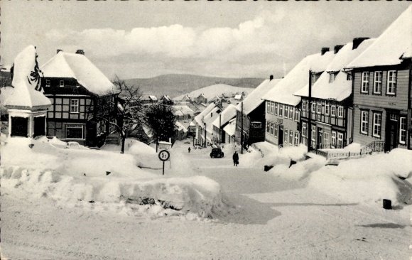 KP St. Andreasberg Braunlage w Harz, Oderteich, zimowy widok na ulicę, zaśnieżone budynki,