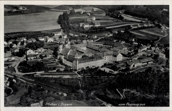 Ak Metten an der Donau Niederbayern, Luftaufnahme von  Bayern, ländliche Gegend, Klostergebäude