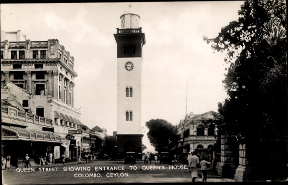 Postcard Colombo Ceylon Sri Lanka, Queen Street showing entrance to Queen's House, lighthouse