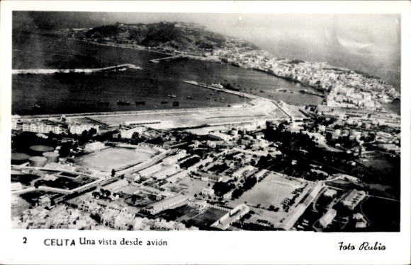 Ak Ceuta Spanien, Luftaufnahme, Hafen, Stadtansicht, Schwarz-Weiß, text: Eine Ansicht aus dem ...