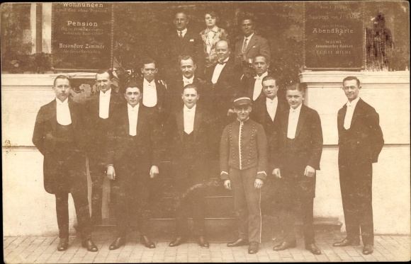 Photo Postcard Nordseebad Norderney Ostfriesland, restaurant of the Bremen houses, waiter
