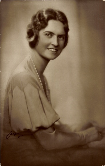 Postcard Princess Sibylle, Princess Sibylla, seated portrait, side view