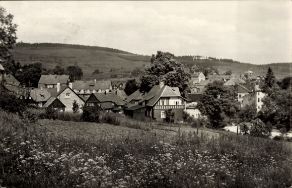 KP Schmiedefeld am Rennsteig Suhl Turyngia, krajobraz z domami, łąka, drzewa,