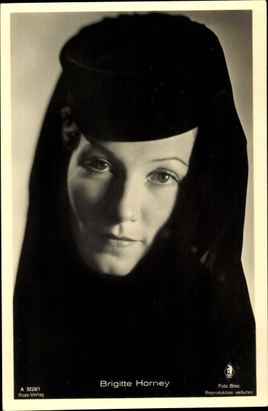 Postcard actress Brigitte Horney, Ross Verlag A 3220 1, portrait, hat with veil