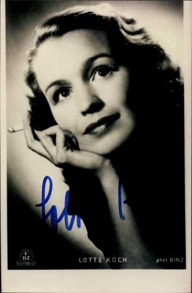 Postcard actress Lotte Koch, portrait, cigarette, autograph