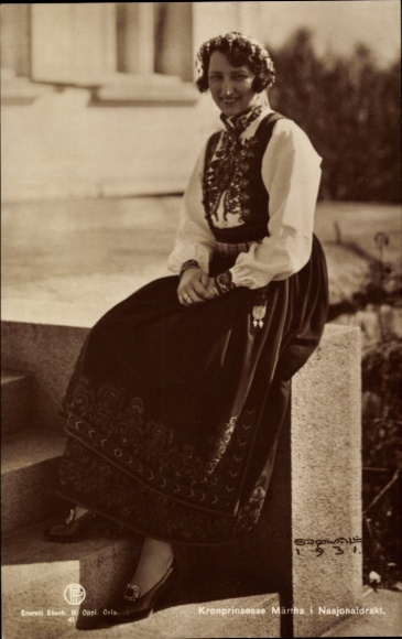 Postcard Märtha of Sweden in national costume, Queen of Norway, portrait