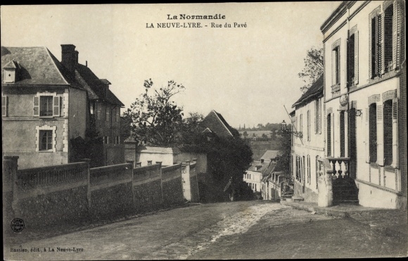 Postcard La Neuve Lyre Eure, Rue du Pavé