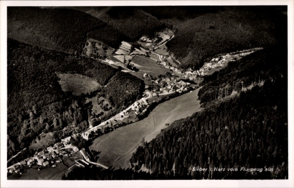 Ak Sieber Herzberg am Harz, luchtfoto van Sieber, boslandschap, dorpsgezicht, vliegtuigfoto