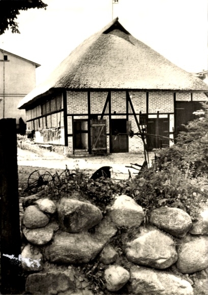 Ak Ostseebad Göhren auf Rügen, Scheune im Museumshof, Fachwerkhaus, Reetdach, Steinmauer, länd...