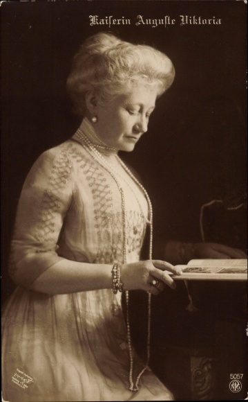 KP Empress Auguste Viktoria, portret, naszyjnik z pereł