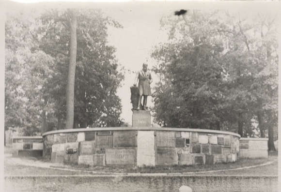 Original Foto Berlin Neukölln, Volkspark Hasenheide, Jahn-Denkmal, um 1946, ca. 13 x 18 cm