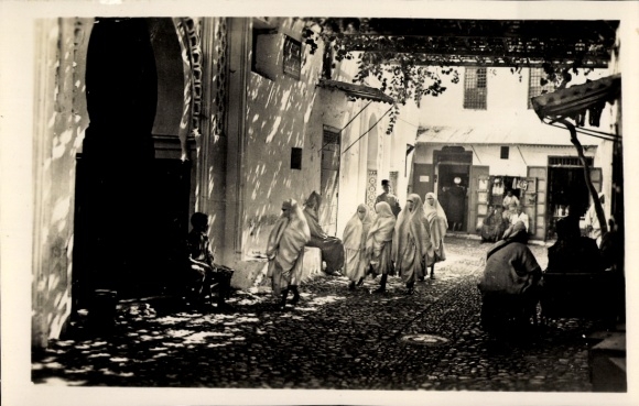 Ak Tetuan Tétouan Marokko, Straße mit Menschen, Frauen in weißen Gewändern, Schatten, Kopfsteinpf