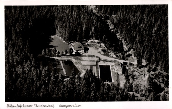 KP Freudenstadt w Schwarzwaldzie, widok lotniczy na jezioro Langenwaldsee, lasy, budynki