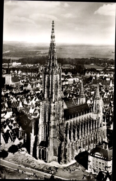 Ak Ulm an der Donau, Luftaufnahme des Ulmer Münsters, Stadtansicht, Schwarz-Weiß-Foto