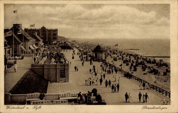 Ak Westerland auf Sylt, Strandpromenade mit vielen Menschen, Häusern, Strandkörben, Meer